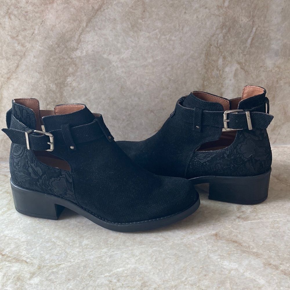 TaraM Black Suede Leather “Keegan” Embossed Ankle Booties New No Box